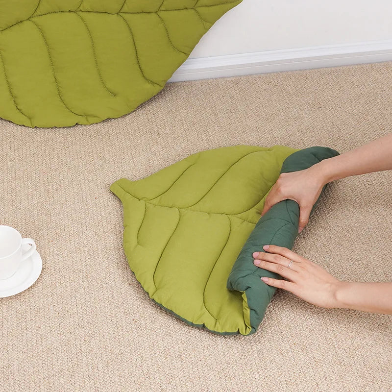 leaf shaped plush mat for pets